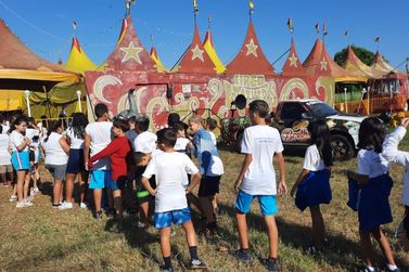 Alunos das escolas municipais se divertem em visita ao circo