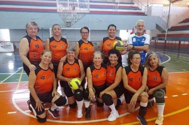 Equipes femininas de Penápolis vencem etapa da Super Copa de Voleibol