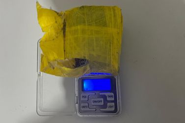 Pol&iacute;cia Militar prende suspeito por tr&aacute;fico de drogas em Pen&aacute;polis
