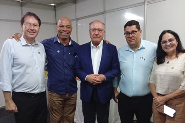 Comitiva de Pen&aacute;polis recebe micro-&ocirc;nibus e refor&ccedil;a pedido de Instituto Federal