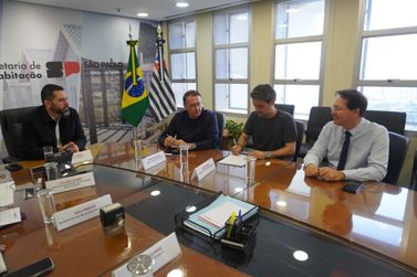 Caique Rossi assina autoriza&ccedil;&atilde;o para constru&ccedil;&atilde;o de 150 casas da CDHU