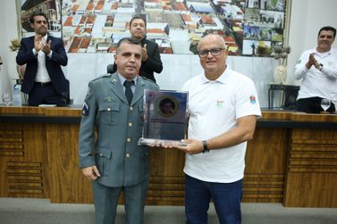 Mauro Fernando Pereira recebe a Medalha Ayrton Senna em sess&atilde;o solene