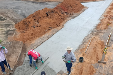 Nova bacia de concreto &eacute; constru&iacute;da no Residencial Fl&aacute;via para escoamento