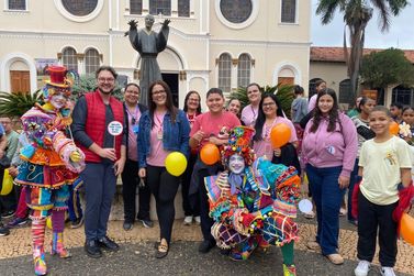 Passeata da campanha Maio Laranja mobiliza conscientiza&ccedil;&atilde;o na regi&atilde;o central