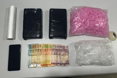 Pol&iacute;cia Militar prende duas pessoas por tr&aacute;fico de drogas 