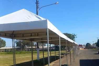 Recinto de Exposi&ccedil;&otilde;es recebe montagem da estrutura para a Festa Junina