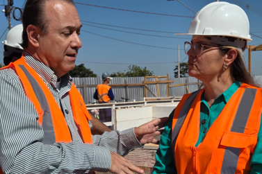 Eleuses Paiva e Samanta Borini vistoriam obras do Hospital Regional em Birigui