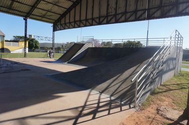 Pista de Skate do Parque Maria Chica recebe grades de prote&ccedil;&atilde;o met&aacute;lica