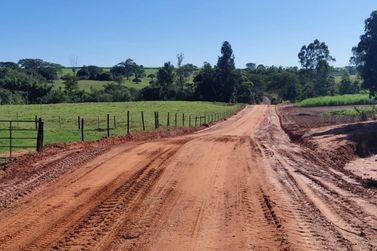 Secretaria de Obras executa melhorias na estrada do C&oacute;rrego Grande