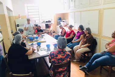 Alunas concluem curso gratuito de fabrica&ccedil;&atilde;o e venda de docinhos para festa em Pen&aacute;polis