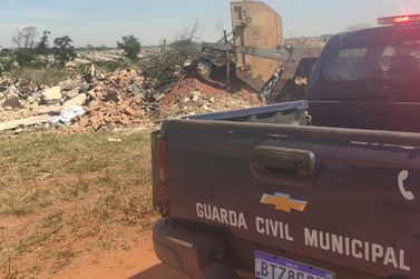 Patrulha Ambiental flagra descarte irregular de entulho no &Aacute;guas Claras em Ara&ccedil;atuba