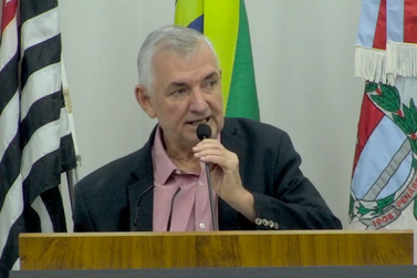 Paulinho do Esporte exp&otilde;e v&iacute;deo de ambul&acirc;ncia sem ar condicionado e cobra a Prefeitura