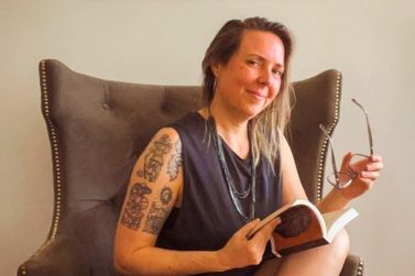 Escritora Ana R&uuml;sche participa de bate-papo hoje na Biblioteca Jayme Monteiro