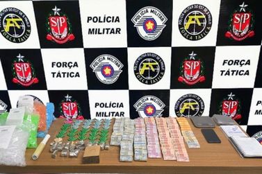 PM apreende drogas, dinheiro e balan&ccedil;as e prende homem por tr&aacute;fico em Ara&ccedil;atuba