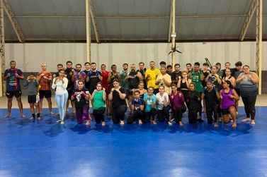 Projeto social leva aulas gratuitas de muay thai para moradores de Alto Alegre