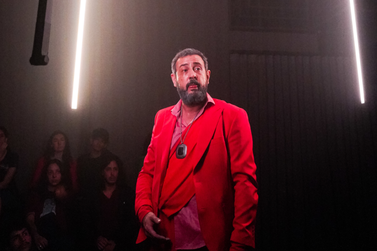 Aquele que tem os p&eacute;s inchados tem sess&atilde;o gratuita no Teatro Municipal