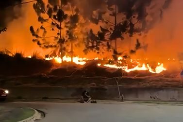 Brigada controla inc&ecirc;ndio pr&oacute;ximo a conjunto habitacional em Guare&iacute;