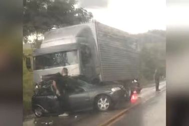 Colis&atilde;o entre caminh&atilde;o e carro deixa v&iacute;tima fatal na Rodovia Aristides da Costa 