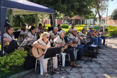 Caf&eacute; com Viola anima manh&atilde; de domingo em Porangaba