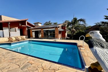 Ch&aacute;cara &agrave; venda - 180m&sup2; - &Aacute;rea Rural de Porangaba