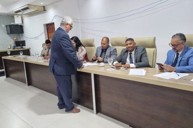 Sess&atilde;o da C&acirc;mara tem cr&iacute;ticas &agrave; sa&uacute;de, homenagens e embate entre vereadores