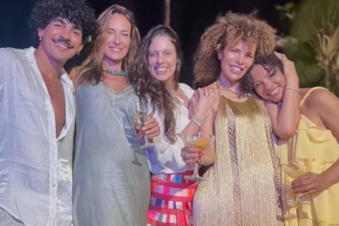 Cantora Vanessa da Mata curte o fim de semana em Trancoso