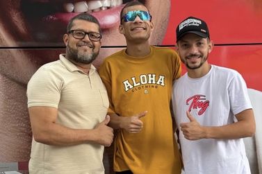 Eduardinho dos Teclados celebra conquista de &ocirc;nibus personalizado em Eun&aacute;polis