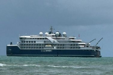 Navio de cruzeiro &eacute; visto ancorado pr&oacute;ximo a Trancoso na manh&atilde; deste domingo