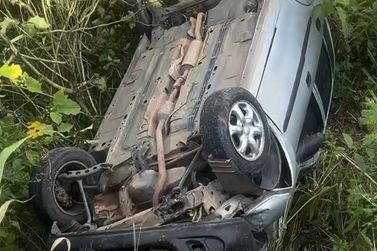 Carro cai em ribanceira ap&oacute;s colis&atilde;o na BR-101