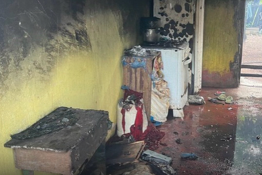 Mulher &eacute; presa em flagrante ap&oacute;s incendiar casa da pr&oacute;pria filha