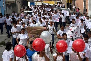 Escola Municipal do Cambolo promove caminhada contra o feminic&iacute;dio