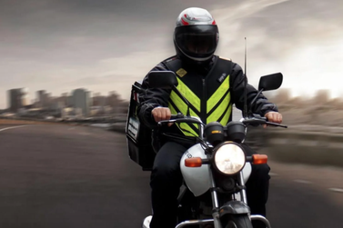 Malote com R$ 100 mil &eacute; levado de motoboy em assalto no centro de Porto Seguro
