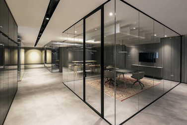 Divisórias de vidro: saiba como projetar ambientes com leveza e sofisticação