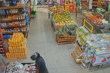 Câmeras de segurança capturam imagens de mulher furtando supermercado na ZL