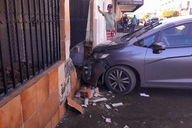 Carro invade residência após colisão entre Honda Fit e Toyota Etios na capital