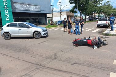 Motociclista fica ferido após colidir contra automóvel em cruzamento da capital