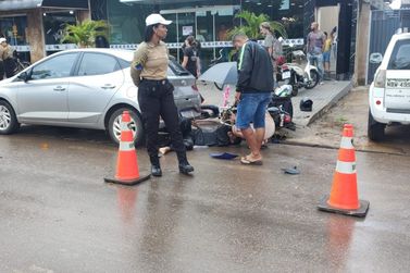 Motorista manobra carro e colide contra motociclista que passava logo atrás