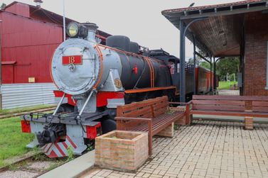 Exibi&ccedil;&atilde;o da Locomotiva 18 atrai p&uacute;blico e refor&ccedil;a retomada do passeio de trem