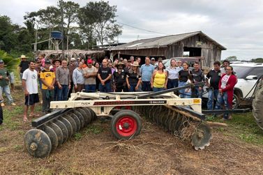 Cl&aacute;udia de Jesus entrega grade aradora de R$ 55 mil para produtores em Buritis