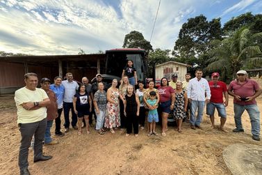 Cl&aacute;udia de Jesus entrega trator para agricultores de Nova Colina, em Ji-Paran&aacute;
