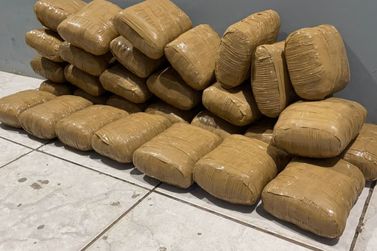 Mais de 50 kg de drogas s&atilde;o apreendidos em carro abandonado na BR-364