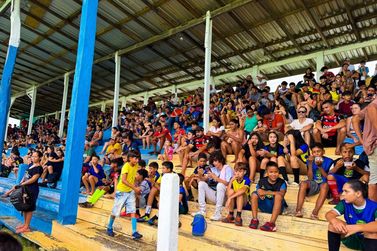 Mais de 500 crian&ccedil;as recebem kits esportivos em distrito de Porto Velho