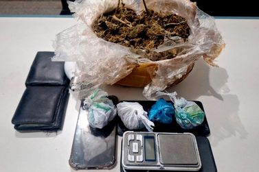 PM apreende quase meio quilo de droga e fecha ponto de tr&aacute;fico em Ouro Preto
