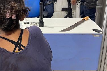 Armado com fac&atilde;o, homem amea&ccedil;a companheira de morte e &eacute; preso na capital
