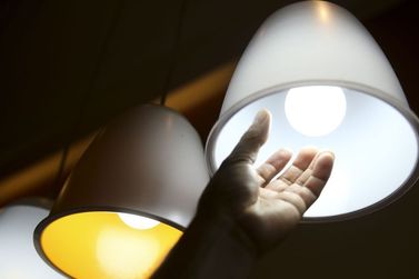 Conta de luz segue mais cara em junho com manuten&ccedil;&atilde;o da bandeira amarela