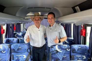 Dr. Lu&iacute;s do Hospital entrega micro-&ocirc;nibus para fortalecer transporte escolar em Buritis