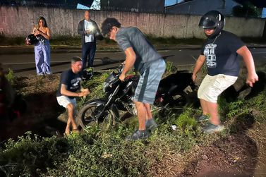 Motociclista e passageira caem em valeta pr&oacute;xima ao viaduto da Campos Sales, na capital