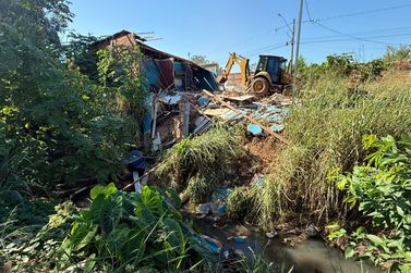 Prefeitura demole constru&ccedil;&atilde;o irregular em &aacute;rea de preserva&ccedil;&atilde;o na zona Leste de Porto Velho