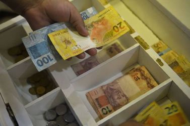 Novo salário mínimo oficial de R$ 1.412 entra em vigor nesta segunda-feira (1)