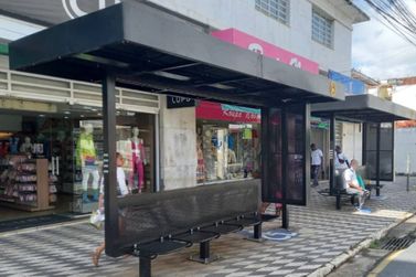 Novos abrigos em pontos de ônibus estão sendo vandalizados em Pouso Alegre